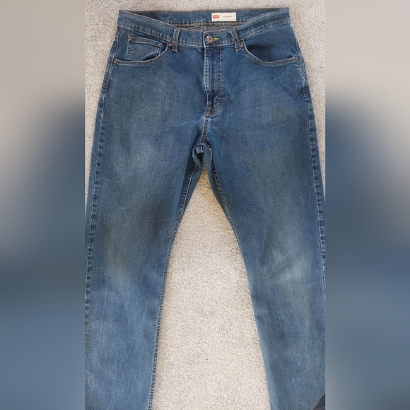 Wrangler Relaxed Blue Jeans with Classic Medium Wash - Picture 3 of 12